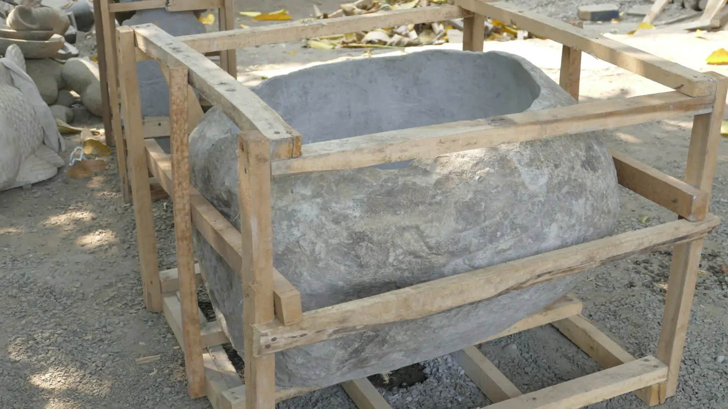  Product image 3 of the product “Basin from Riverstone, Natural surface, polished inside. Length 80 cm, Width 75 cm, Height 51 cm, Depth 39 cm. ”